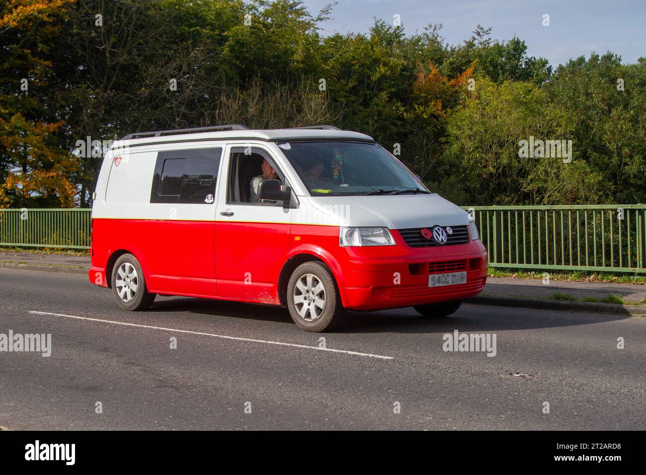 VW Volkswagen Transporter T28 104 TDI 104 SWB weiß Rot LCV Panel Van Diesel 1896 ccm; Überquerung der Autobahnbrücke im Großraum Manchester, Großbritannien Stockfoto