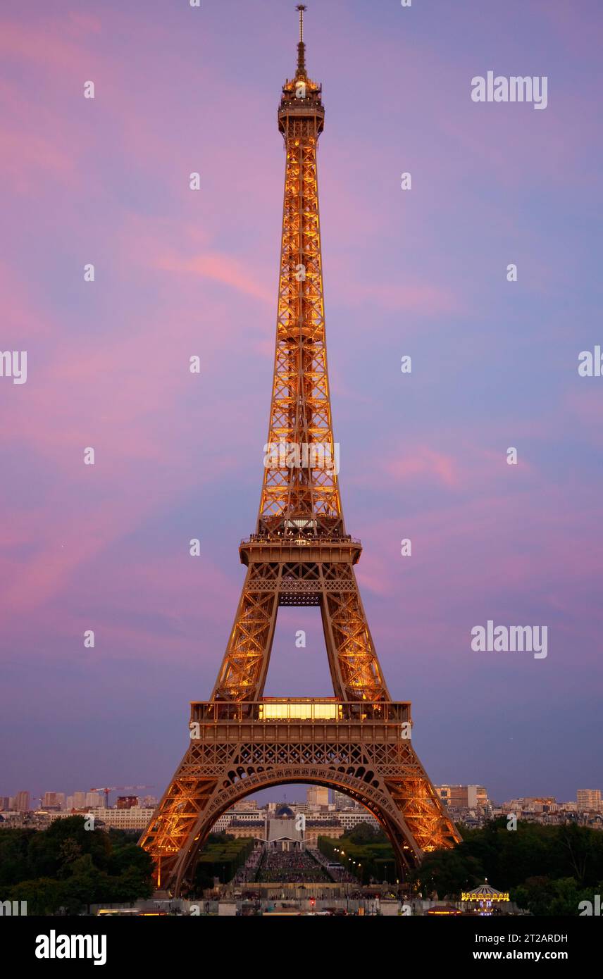 Eiffelturm mit vollem Detail bei Sonnenuntergang Stockfoto