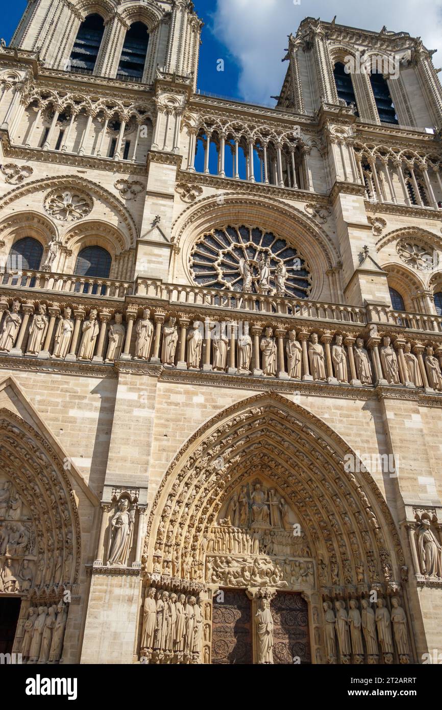 Hauptfassade der Kirche Notre Dame de Paris Stockfoto