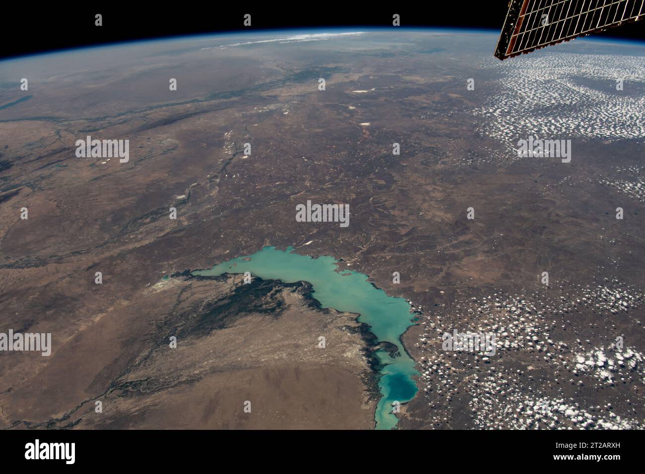 Der Balchash-See in Kasachstan, einer der größten Seen Zentralasiens, umfasst etwa 6.500 Quadratmeilen (17.000 Quadratkilometer). Der westliche Teil enthält Süßwasser, der östliche Teil ist salzhaltig. Dieses Bild wurde am 3. August 2023 von der Internationalen Raumstation in 261 Meilen Höhe aufgenommen. Stockfoto