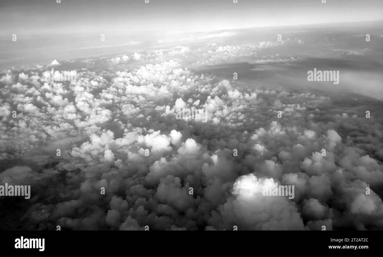 Wolken, wie sie vom Flugzeug aus gesehen werden, Himmel mit Wolkenhintergrund, erstaunlicher Flug über flauschigen Wolken Stockfoto
