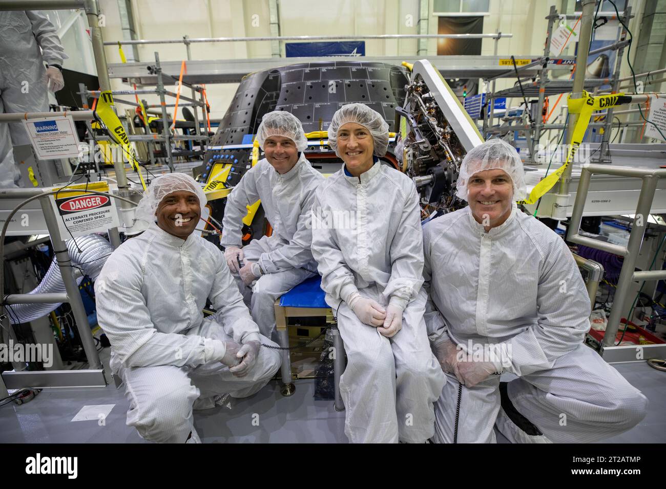 Die ARTEMIS II-Astronauten Victor Glover, Reid Wiseman, Christina Hammock Koch und Jeremy Hansen inspizierten das Orion-Crew-Modul im Kennedy Space Center am 7. August 2023 für akustische Tests und Integration in das europäische Servicemodul vor der Monderkundung. Stockfoto