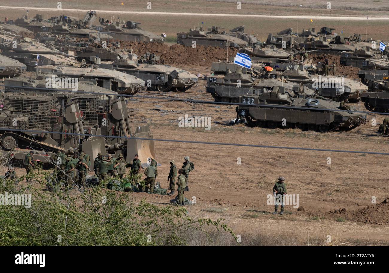 Süd-Israel, Israel. Oktober 2023. Israelische Verteidigungskräfte (IDF) haben am 18. Oktober 2023 gepanzerte Personentransporter und Panzer in einem Einsatzgebiet in Südisrael nahe der Grenze zum Gazastreifen in Angriff genommen. Israel setzt die Vorbereitungen für eine mögliche Bodeninvasion in den Gazastreifen fort, nachdem die Hamas am 7. Oktober 2023 1.400 Israelis getötet und über 200 Israelis als Geiseln in den Gazastreifen zurückgebracht hatte. Foto von Jim Hollander/UPI Credit: UPI/Alamy Live News Stockfoto