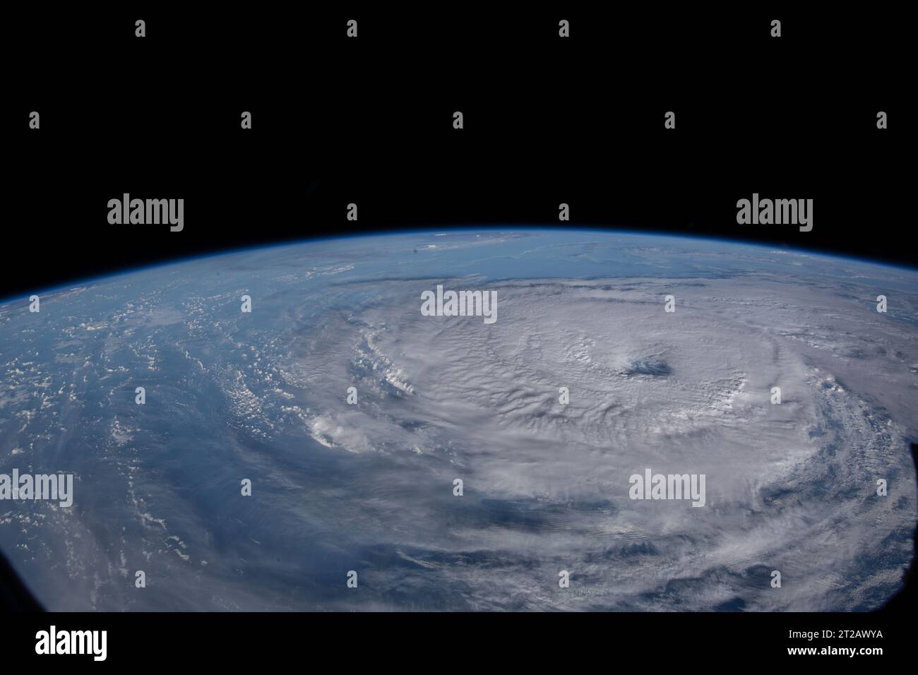Der Taifun Khanun wird südlich von Nagoya, Japan, von der Internationalen Raumstation beobachtet, die am 13. August 2023 259 Meilen über dem Pazifik umkreist. Stockfoto