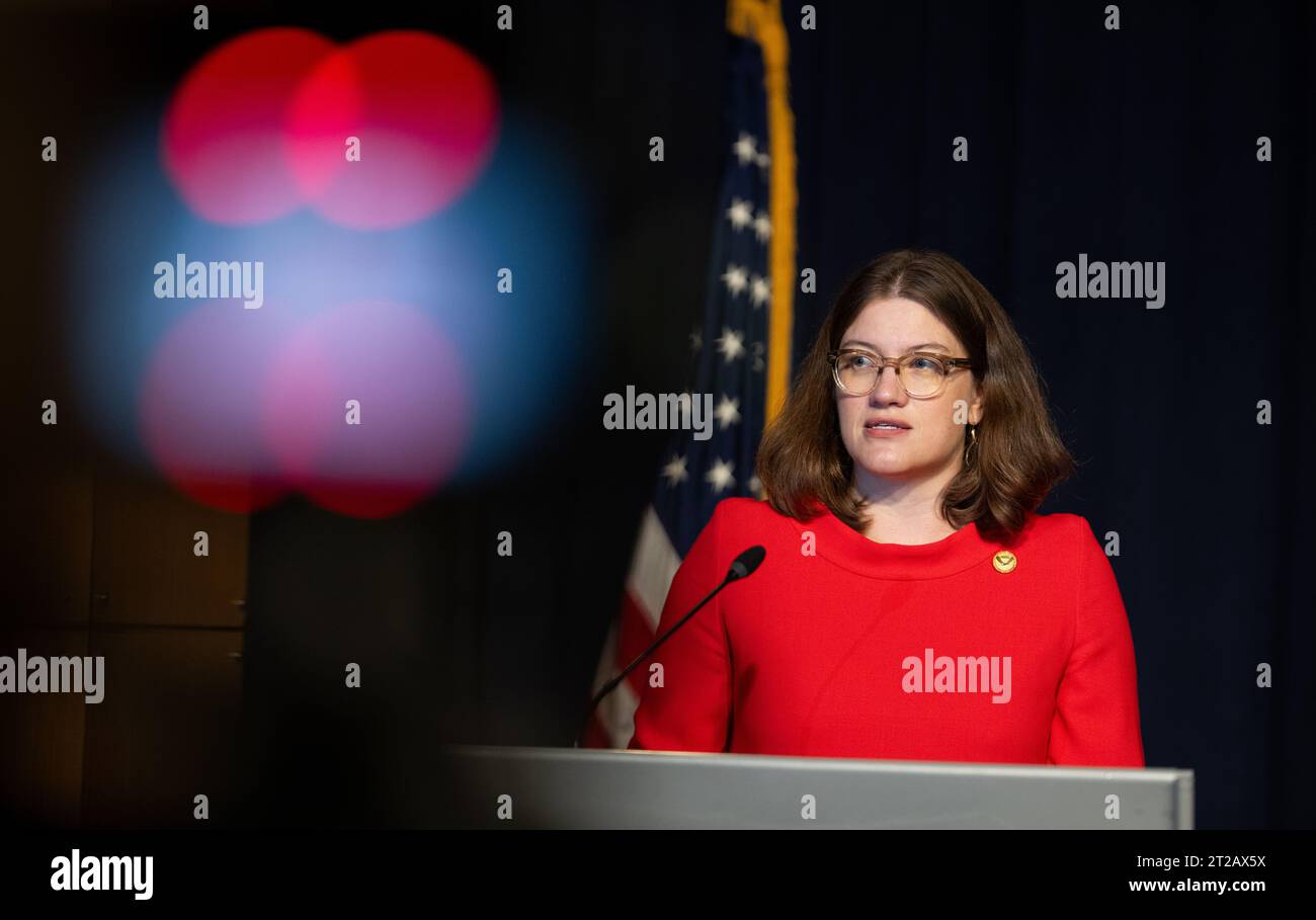 Die NASA diskutiert die neuesten globalen Temperaturdaten. Sarah Kapnick, Chefwissenschaftlerin der National Oceanic and Atmospheric Administration, spricht während einer Pressekonferenz, um die neuesten globalen Temperaturdaten am Montag, den 14. August 2023, im Hauptquartier der Mary W. Jackson NASA in Washington zu diskutieren. Stockfoto