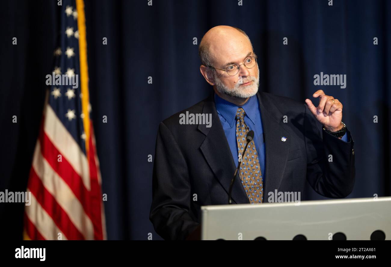 Die NASA diskutiert die neuesten globalen Temperaturdaten. Carlos Del Castillo, Leiter des Ocean Ecology Laboratory am Goddard Space Flight Center der NASA, spricht während einer Pressekonferenz, um die neuesten globalen Temperaturdaten am Montag, den 14. August 2023, im Hauptquartier der Mary W. Jackson NASA in Washington zu diskutieren. Stockfoto