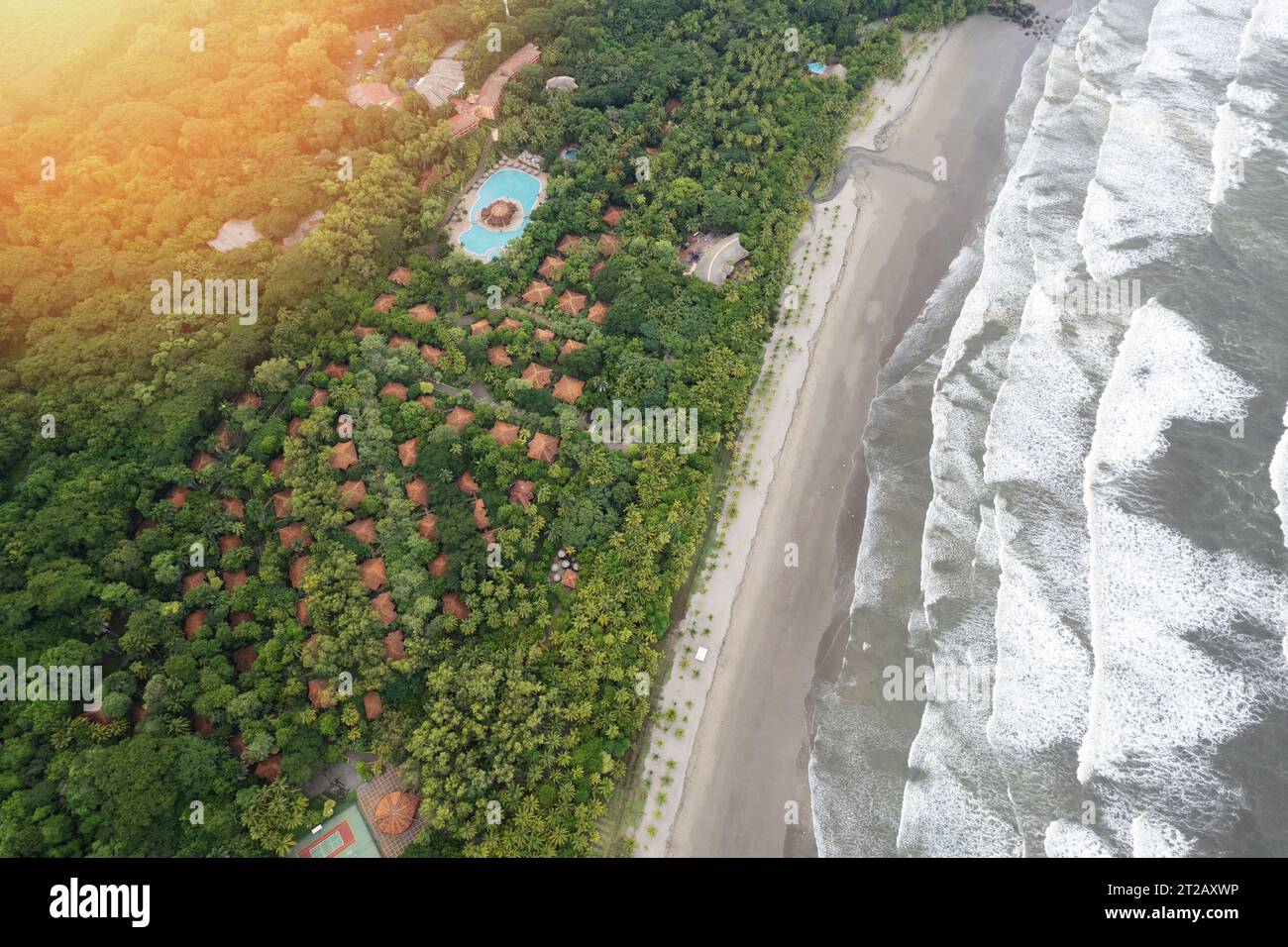 Großes Hotel in tropischer Natur mit sauberem Blick auf den Strand von der Drohne Stockfoto