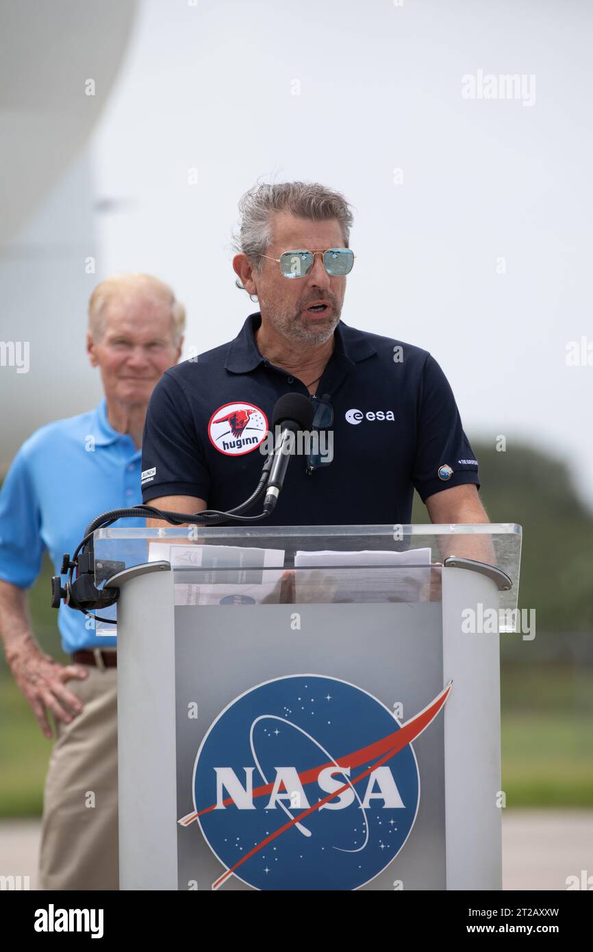 In der Start- und Landeanlage des Kennedy Space Centers spricht Eric van der Wal der ESA bei der Ankunft der NASA-Besatzung SpaceX Crew-7 am 20. August 2023 an die Medien. Die Besatzung startet mit dem Dragon-Raumschiff der SpaceX auf der Falcon 9 zur Internationalen Raumstation. Crew-7 ist Teil des Commercial Crew Program der NASA, bei dem der achte Drachenflug Menschen befördert. Stockfoto