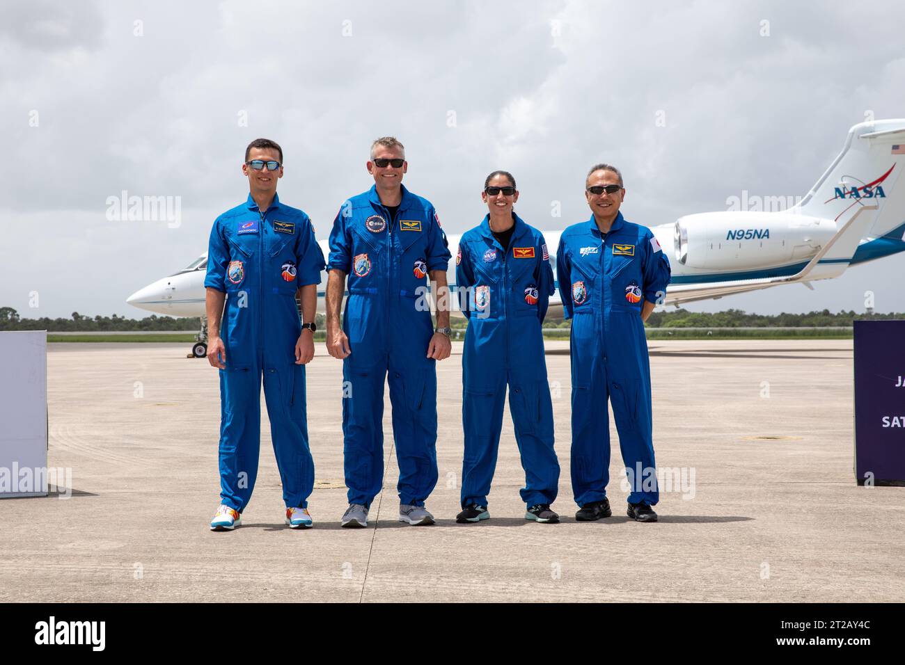 Die SpaceX Crew-7 der NASA kommt am Kennedy Space Center an. Crewkollegen der NASA-Mission SpaceX Crew-7 auf der Internationalen Raumstation stehen am Sonntag, den 20. August 2023, vor Mitgliedern der Nachrichtenmedien in der Start- und Landungsanlage im Kennedy Space Center in Florida. Von links aus starten Roscosmos-Kosmonaut Konstantin Borisov, ESA-Astronaut Andreas Mogensen, NASA-Astronaut Jasmin Moghbeli und JAXA-Astronaut Satoshi Furukawa an Bord eines Raumschiffs SpaceX Dragon und einer Falcon 9-Rakete am Freitag, 25. August 2023, um 3:49 Uhr EDT von Kenne Stockfoto