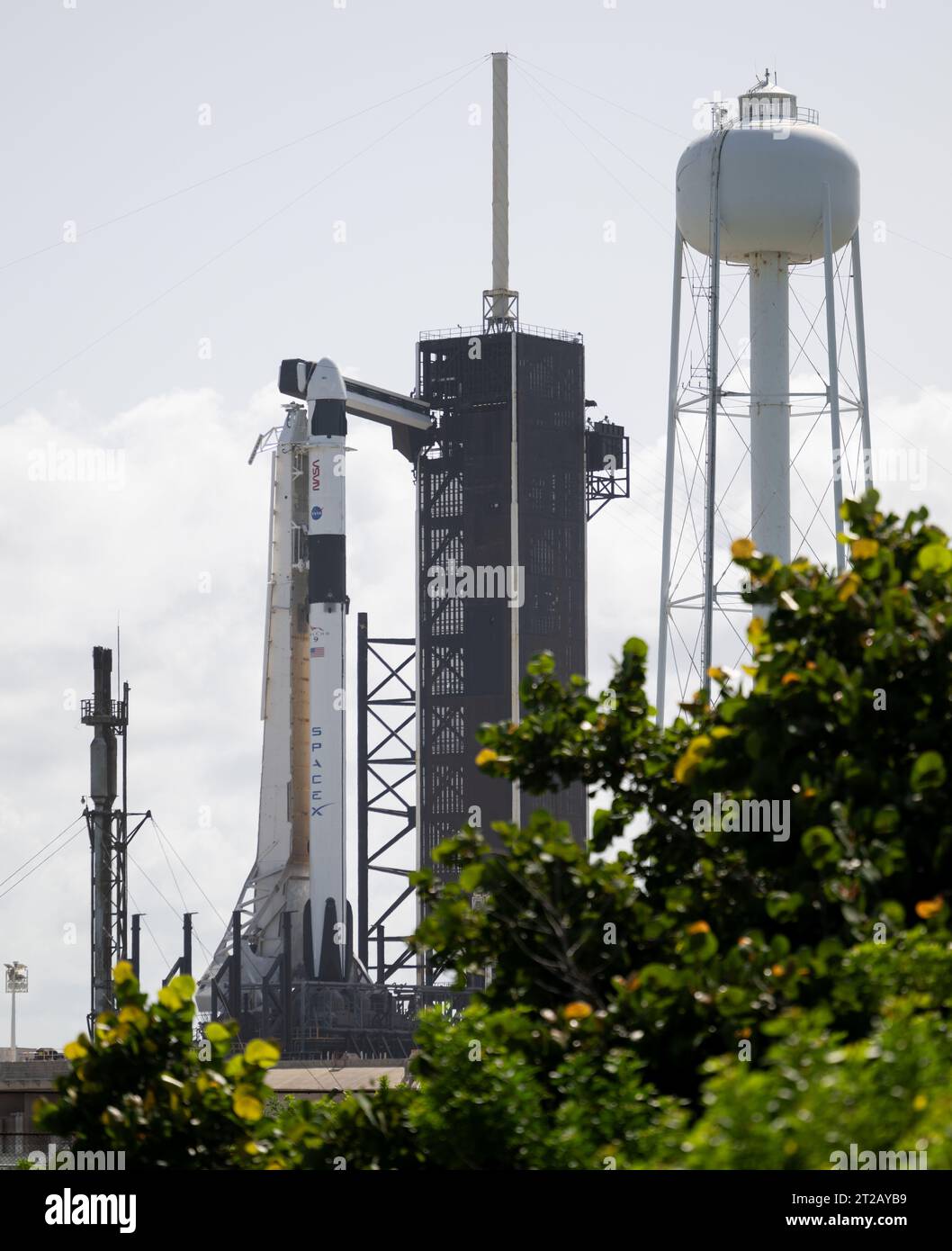 SpaceX Falcon 9-Rakete mit Dragon-Raumsonde ist auf dem Startplatz des Launch Complex 39A im Kennedy Space Center, Florida, für die Vorbereitung der Crew-7-Mission am 21. August 2023. Crew-7 rotiert Astronauten zur Internationalen Raumstation im Rahmen des NASA-Programms für kommerzielle Besatzung. Stockfoto