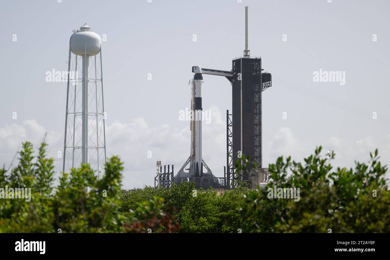SpaceX Falcon 9 Rakete mit Dragon Raumschiff oben auf dem Stützpunkt am Start Complex 39A, Kennedy Space Center, Florida, am 21. August 2023. für die Vorbereitung der Crew-7-Mission. Crew-7 rotiert Astronauten zur ISS im Rahmen des NASA-Programms für kommerzielle Besatzung. Stockfoto