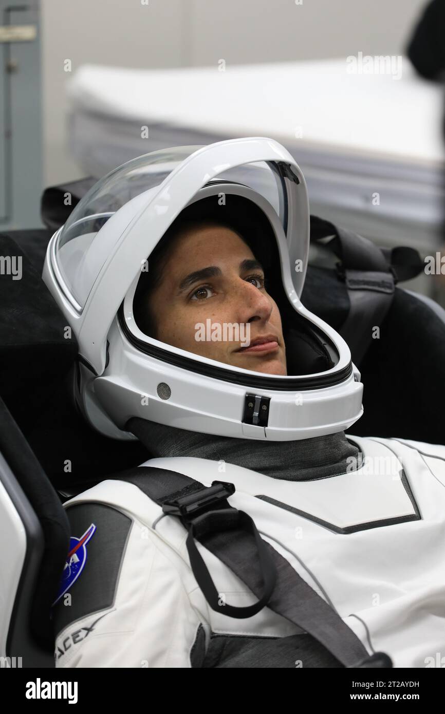 SpaceX Crew-7 Dry Dress Probe. NASA-Astronaut Jasmin Moghbeli wird am Dienstag, den 22. August 2023, in einem SpaceX-Raumanzug im Anzug der Crew im Neil A. Armstrong Operations and Checkout Building im Kennedy Space Center der NASA in Florida während einer Countdown-Probe fotografiert. Die Crew-7-Crew wird an Bord der Raumsonde Dragon und der Rakete Falcon 9 zur Internationalen Raumstation starten. Der Start ist für Freitag, den 25. August 2023, um 3:49 Uhr EDT vom Kennedy Launch Complex 39A geplant Crew-7 ist die siebte Crew-Rotationsmission mit SpaceX zur Station und der achte Flig Stockfoto