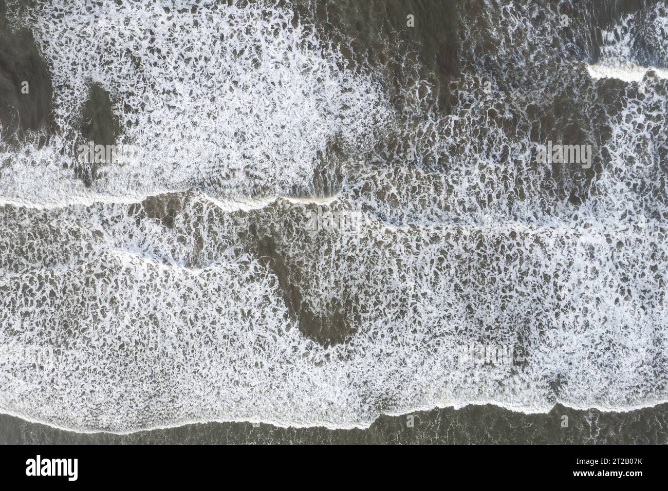 Weißer Meeresschaum-Wirbel-Textur Hintergrund Drohne von oben Stockfoto