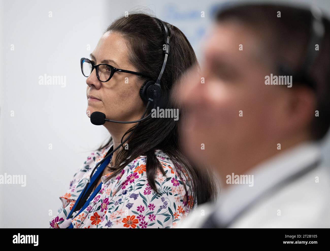 Start der SpaceX Crew-7 der NASA. Emily Nelson, Chefflugdirektorin der NASA, überwacht den Countdown des Starts einer SpaceX Falcon 9-Rakete mit dem Dragon-Raumschiff der NASA auf der SpaceX Crew-7-Mission mit NASA-Astronaut Jasmin Moghbeli, ESA-Astronaut Andreas Mogensen, Japan Aerospace Exploration Agency (JAXA) Astronaut Satoshi Furukawa, und Roscosmos-Kosmonaut Konstantin Borisov an Bord, Samstag, 26. August 2023, im Start- und Landungskontrollzentrum von SpaceX in HangerX im Kennedy Space Center der NASA in Florida. Die SpaceX Crew-7-Mission der NASA ist die erste Crew-Ro Stockfoto