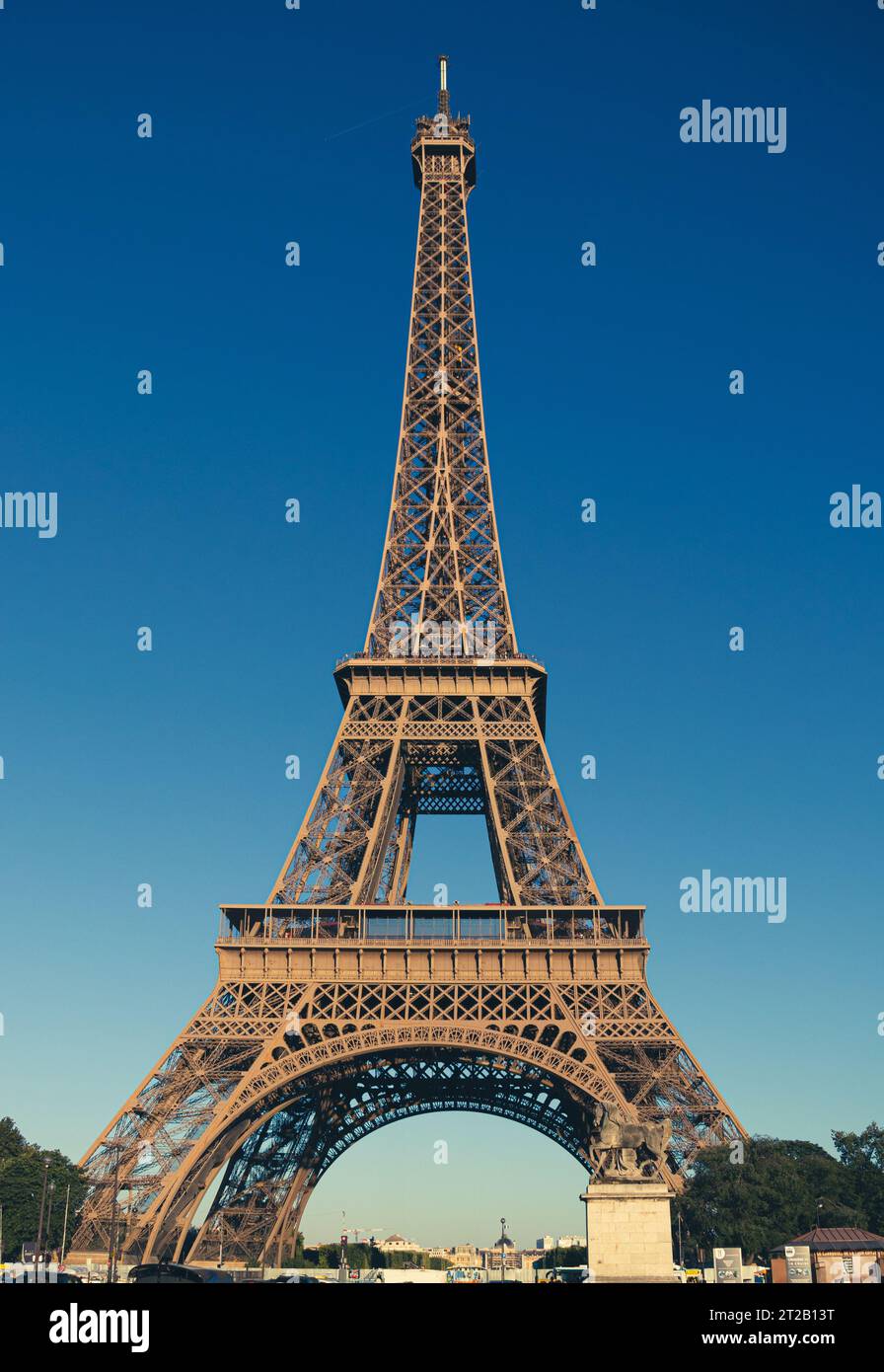 Ferne Ansicht des Eiffelturms im unteren Winkel in voller Detailgenauigkeit Stockfoto