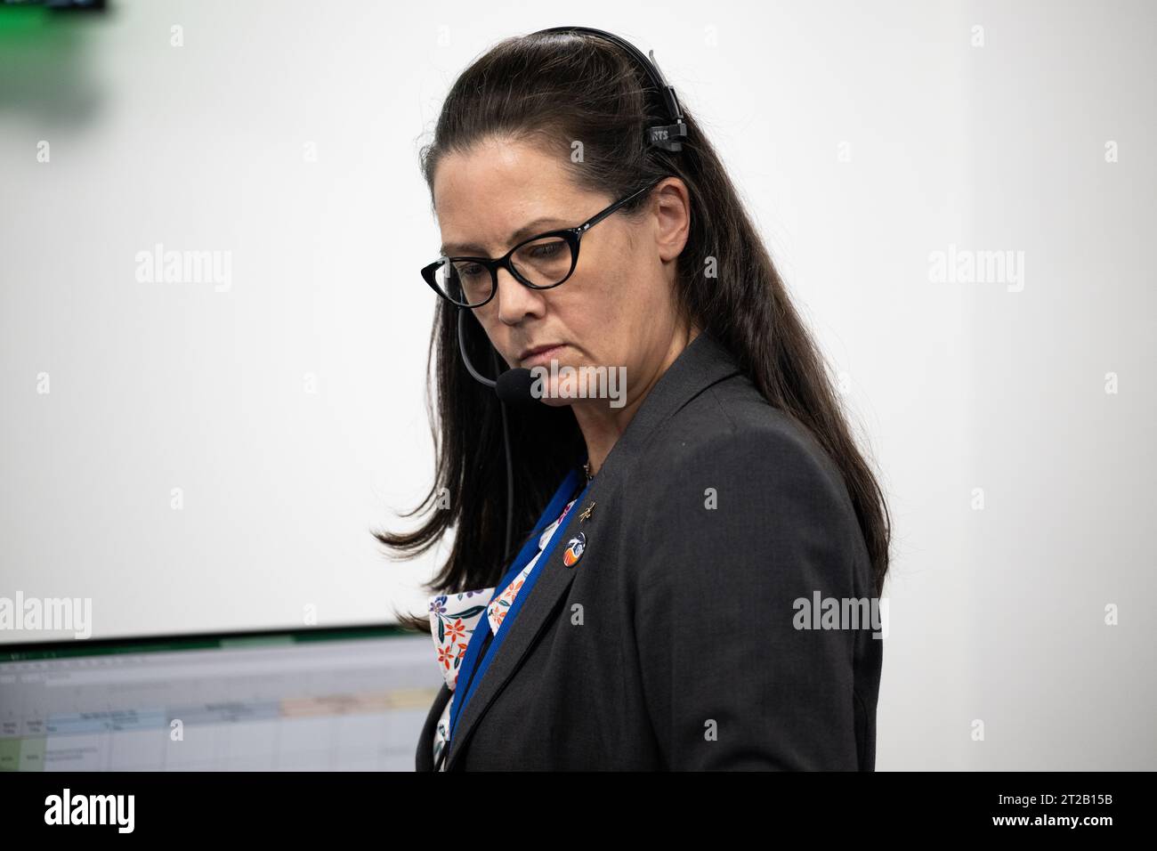 Start der SpaceX Crew-7 der NASA. Emily Nelson, Chefflugdirektorin der NASA, überwacht den Countdown des Starts einer SpaceX Falcon 9-Rakete mit dem Dragon-Raumschiff der NASA auf der SpaceX Crew-7-Mission mit NASA-Astronaut Jasmin Moghbeli, ESA-Astronaut Andreas Mogensen, Japan Aerospace Exploration Agency (JAXA) Astronaut Satoshi Furukawa, und Roscosmos-Kosmonaut Konstantin Borisov an Bord, Samstag, 26. August 2023, im Start- und Landungskontrollzentrum von SpaceX in HangerX im Kennedy Space Center der NASA in Florida. Die SpaceX Crew-7-Mission der NASA ist die erste Crew-Ro Stockfoto