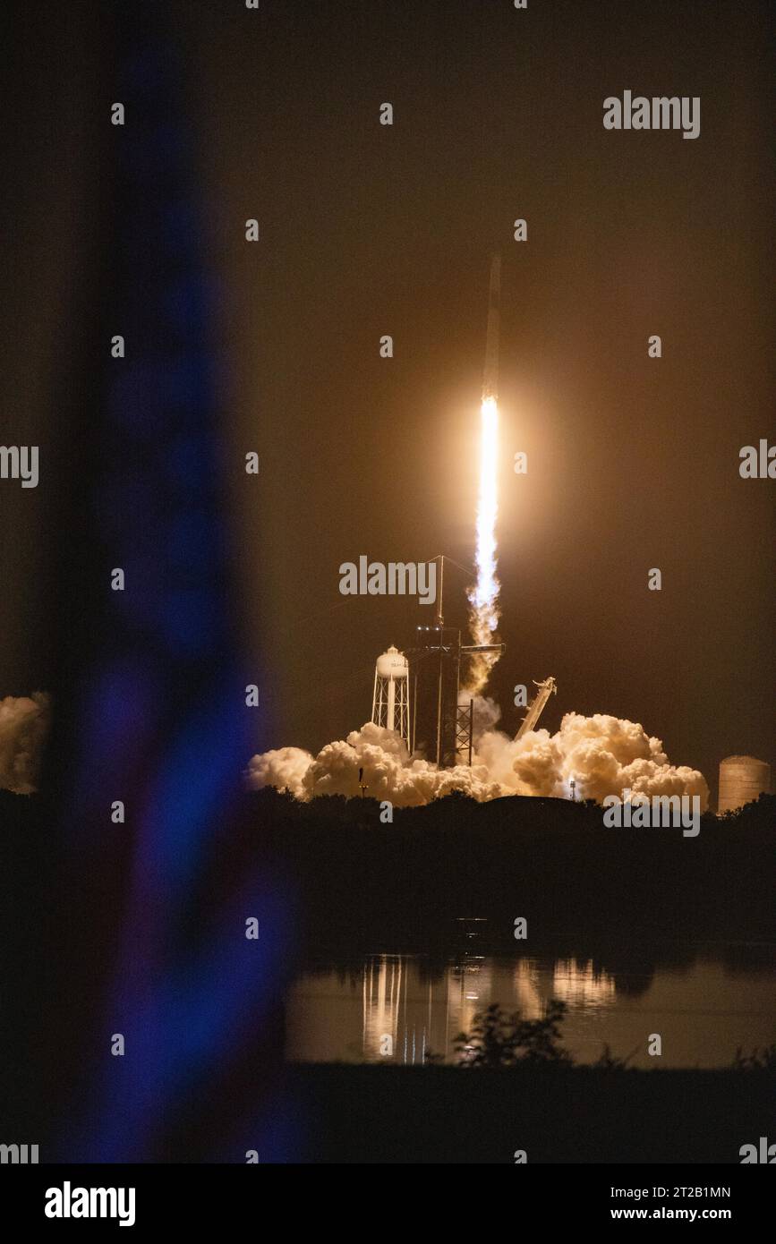 Eine SpaceX Falcon 9-Rakete startet am 26. August 2023 um 3:27 Uhr EDT vom Startkomplex 39A des Kennedy Space Centers in Florida, wo die Crew-7-Astronauten Jasmin Moghbeli, Andreas Mogensen, Satoshi Furukawa und Konstantin Borisov am 27. August 2023 um 8:40 Uhr EDT an Bord der Internationalen Raumstation andocken. Stockfoto