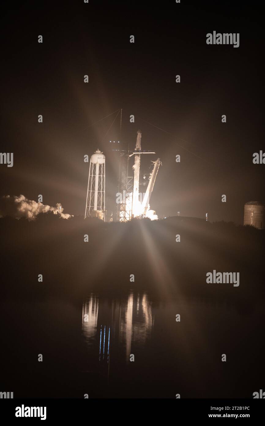 Die Rakete der SpaceX Falcon 9 startet am 26. August 2023 um 3:27 Uhr EDT vom Kennedy Space Center Launch Complex 39A, wo die Crew-7-Astronauten Jasmin Moghbeli, Andreas Mogensen, Satoshi Furukawa und Konstantin Borisov am 27. August 2023 um 8:40 Uhr EDT an Bord der Internationalen Raumstation angedockt werden. Stockfoto