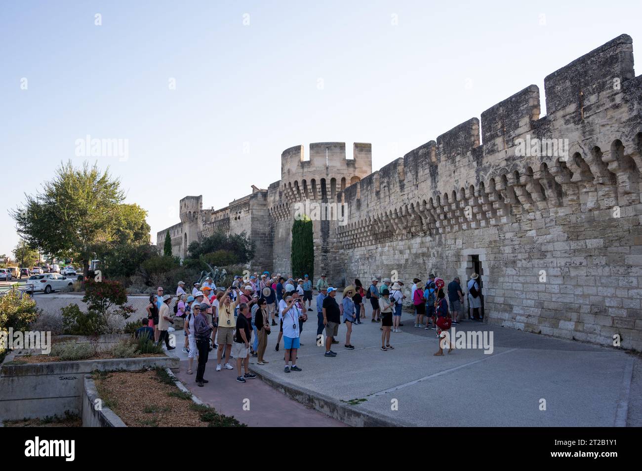 Touristen betreten die alte Stadtmauer von Avignon Stockfoto