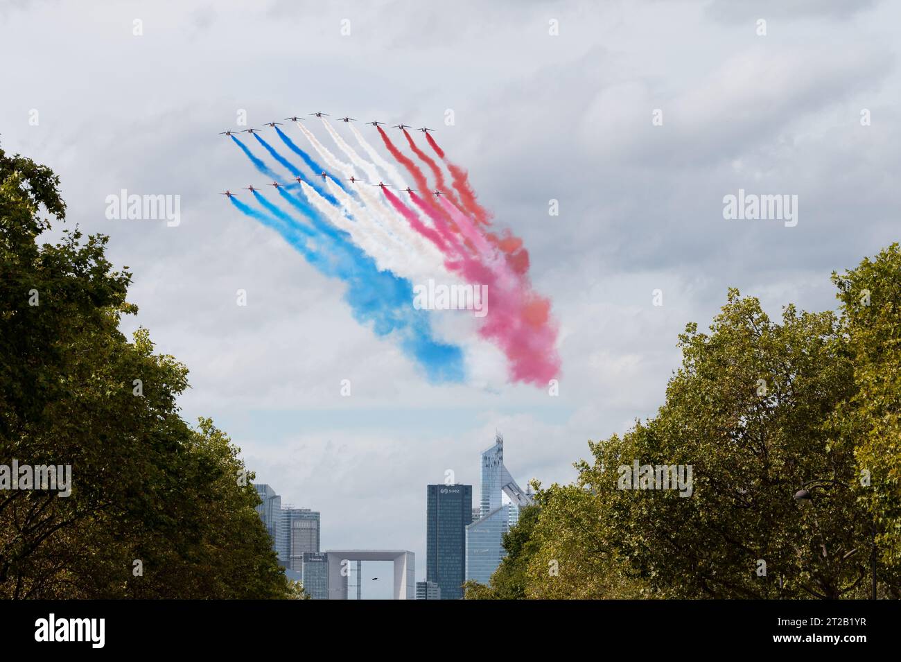 Die Patrouille Acrobatique de France und die roten Pfeile bilden die französische Flagge am Himmel während des Besuchs von König Karl III. In Paris Stockfoto