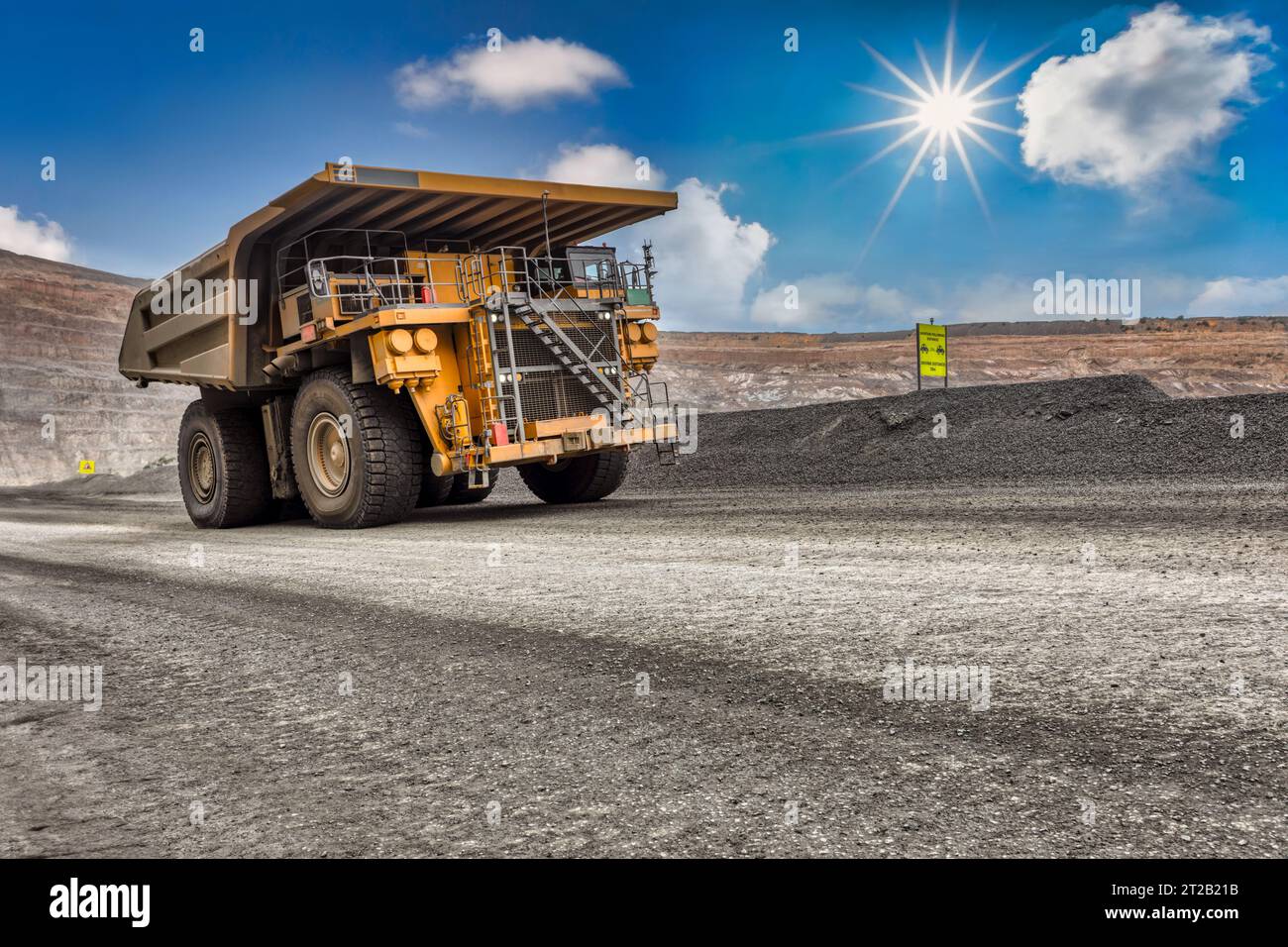 Schwere Lastwagen, bei der Diamantmine im Tagebau, tragen eine Kimberlithladung den Feldweg hinauf Stockfoto