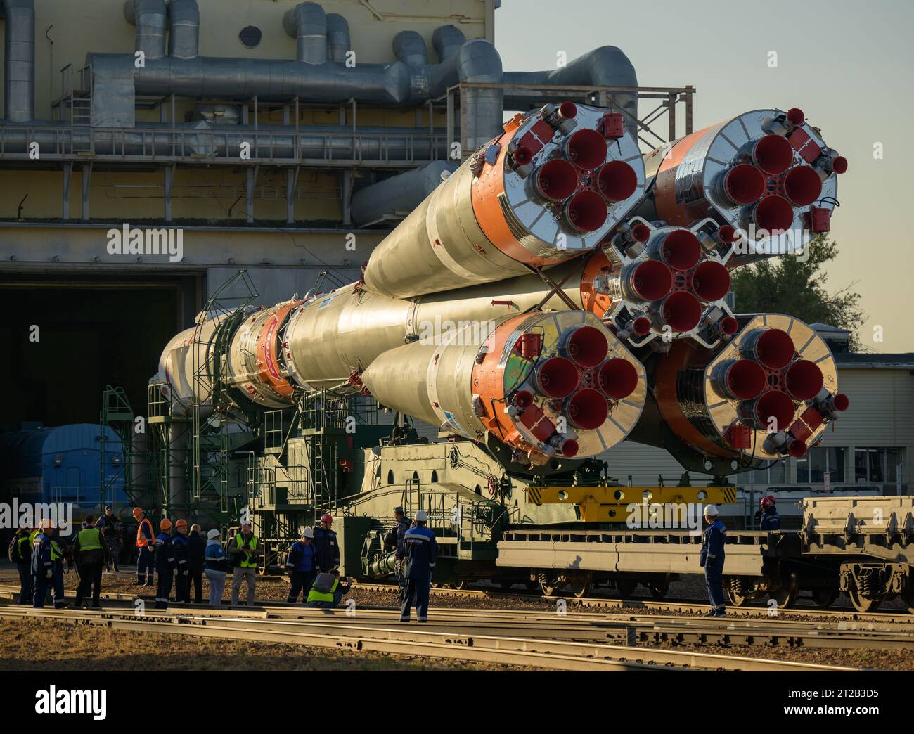 Die Sojus MS-24-Rakete wird 31 am 12. September 2023 auf dem Baikonur Cosmodrome in Kasachstan für die Besatzung der Expedition 70, darunter der NASA-Astronaut Loral O’Hara und die Roscosmos-Kosmonauten Oleg Kononenko und Nikolai Chub, ausgerollt. Stockfoto