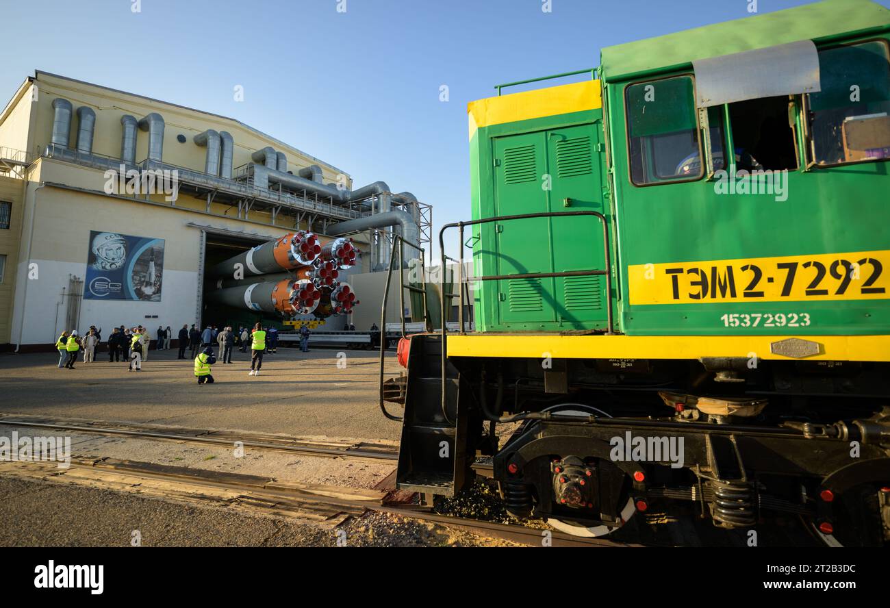 Die Sojus-Rakete wird am 12. September 2023 mit dem Zug zur Startrampe Site 31 im Kosmodrome Baikonur in Kasachstan transportiert, wobei die Besatzung der Expedition 70, darunter der NASA-Astronaut Loral O’Hara und die Roscosmos-Kosmonauten Oleg Kononenko und Nikolai Chub an Bord der Sojus MS-24, mitgeführt wurden. Stockfoto