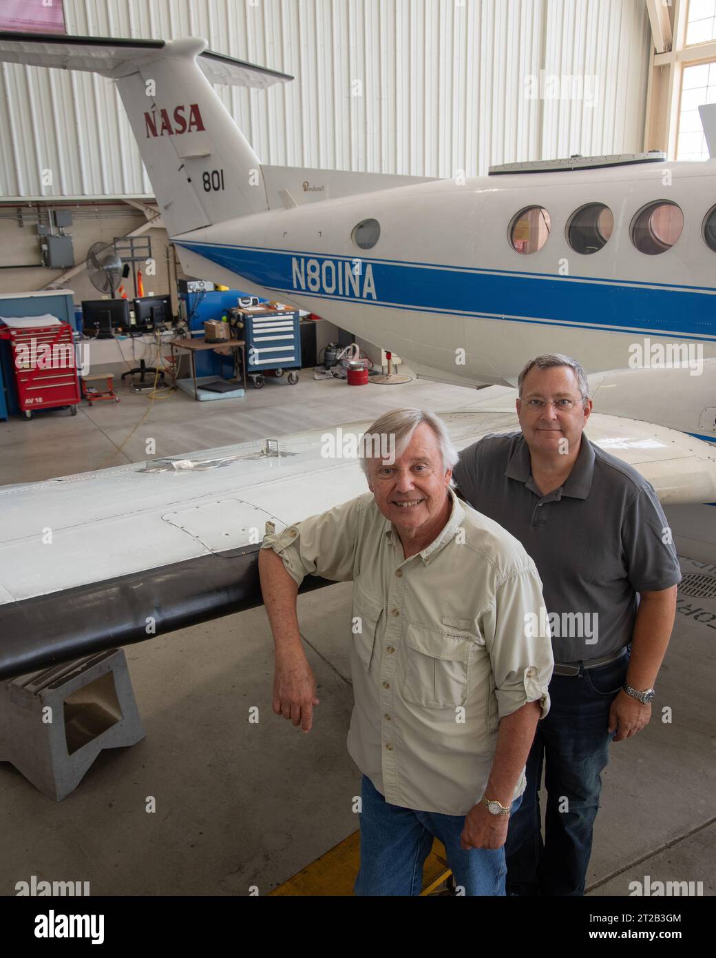 . CAL Poly San Luis Obispo-Professoren Russ Westphal links und Aaron Drake posierten neben dem Beechcraft Beech 200 Super King Air Aircraft des NASA Armstrong Flight Research Center. Auf dem Flügel der King Air befindet sich das Boundary Layer Data System (BLDS), ein Sensor, der von Cal Poly und Northrop Grumman entwickelt wurde. BLDS wurden bei der NASA Armstrong geflogen, um einen Prozess zu schaffen, der es Universitäten, kleinen Unternehmen und anderen interessierten Parteien ermöglicht, Flugtechnologien schnell zu testen. Stockfoto