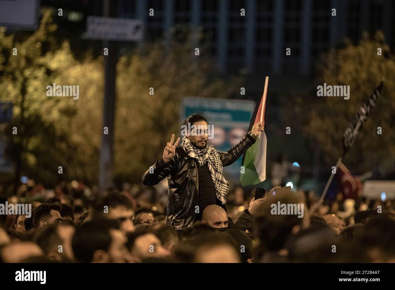 Istanbul, Türkei. Oktober 2023. Ein Demonstrant macht während der Demonstration Gesten. Bürger versammelten sich vor dem israelischen Generalkonsulat in Istanbul und protestierten gegen den Angriff auf das Al-Ahli Baptist Hospital in Gaza. Die Polizei intervenierte mit Pfeffergas an diejenigen, die versuchten, das Generalkonsulat zu betreten. Quelle: SOPA Images Limited/Alamy Live News Stockfoto