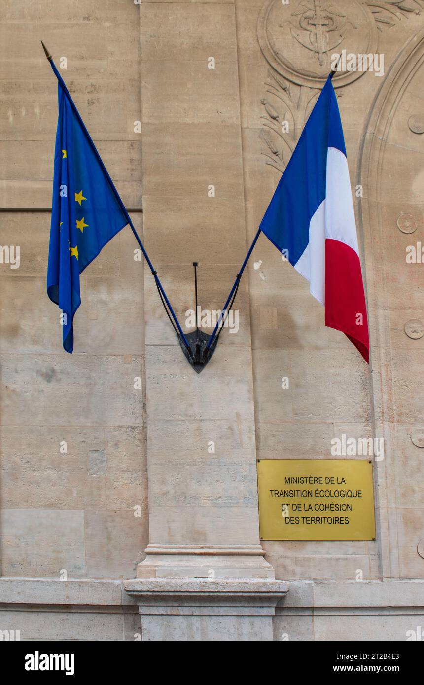 Paris, Frankreich - 10 08 2023 : Tafel am Eingang des Ministeriums für ökologischen Wandel und sozialen Zusammenhalt Stockfoto