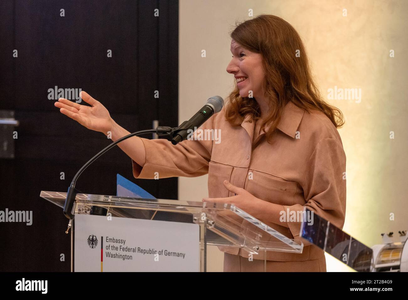 Die Bundeskoordinatorin für Luft- und Raumfahrtpolitik Anna Christmann hielt am 14. September 2023 im Sitz des deutschen Botschafters in Washington, D.C. bei einer Unterzeichnungszeremonie der Artemis-Vereinbarung eine Rede. Stockfoto