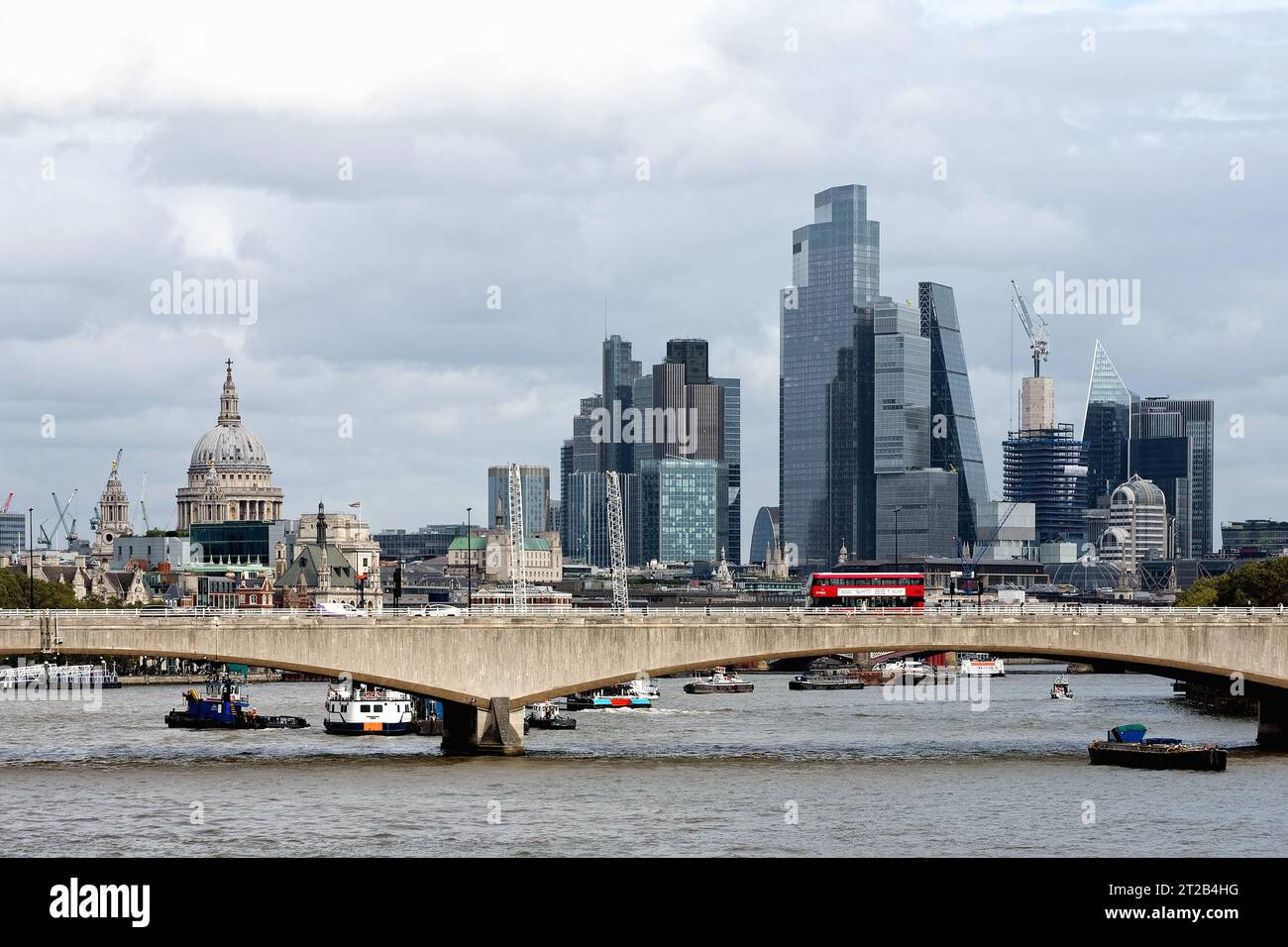 Die Skyline der modernen Gebäude und St. Pauls Cathedral in London mit Waterloo Bridge und der Themse im Vordergrund, England Großbritannien Stockfoto