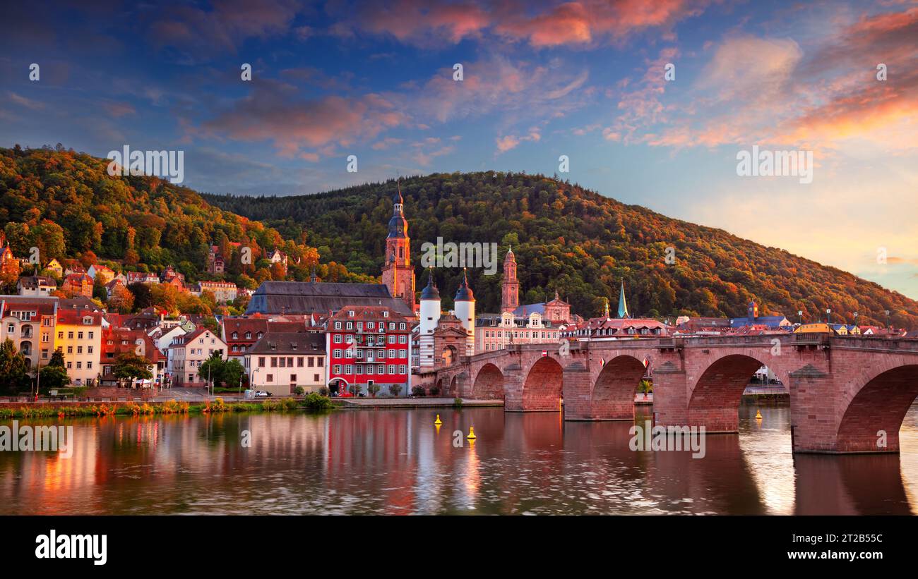 Heidelberg, Deutschland. Stadtbild der historischen Stadt Heidelberg, Deutschland mit dem Alten Brückentor bei schönem Herbstuntergang. Stockfoto