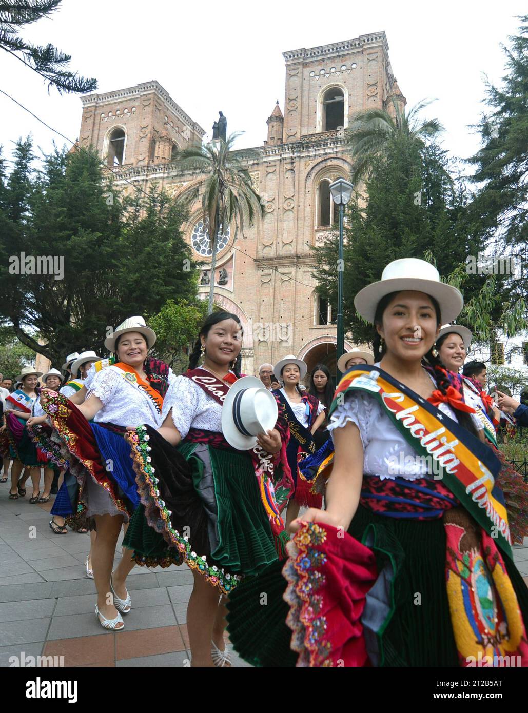 CUENCA-PRESENTACION-CANDIDATAS-CHOLA CUENCANA Cuenca, Ecuador 18 de octubre de 2023 EN la galeria de la alcaldia la manana de hoy fueron präsentadas las candidatas a cholita cuencana 2023-2024. La eleccion se realizara el 1 de novienbre en el estadio de la parroquia Ricaurte en homenaje a los 203 anos de Independencia de Cuenca. foto Boris Romoleroux/API ACE-CUENCA-PRESENTACION-CANDIDATAS-CHOLACUENCANA-13157320bacacabfc8eb193f067cad00 *** CUENCA-PRÄSENTATIONSKANDIDATEN CHOLA CUENCANA Cuenca, Ecuador 18. Oktober 2023 auf der Tribüne des Bürgermeisters wurden heute Morgen die KANDIDATEN vorgestellt Stockfoto