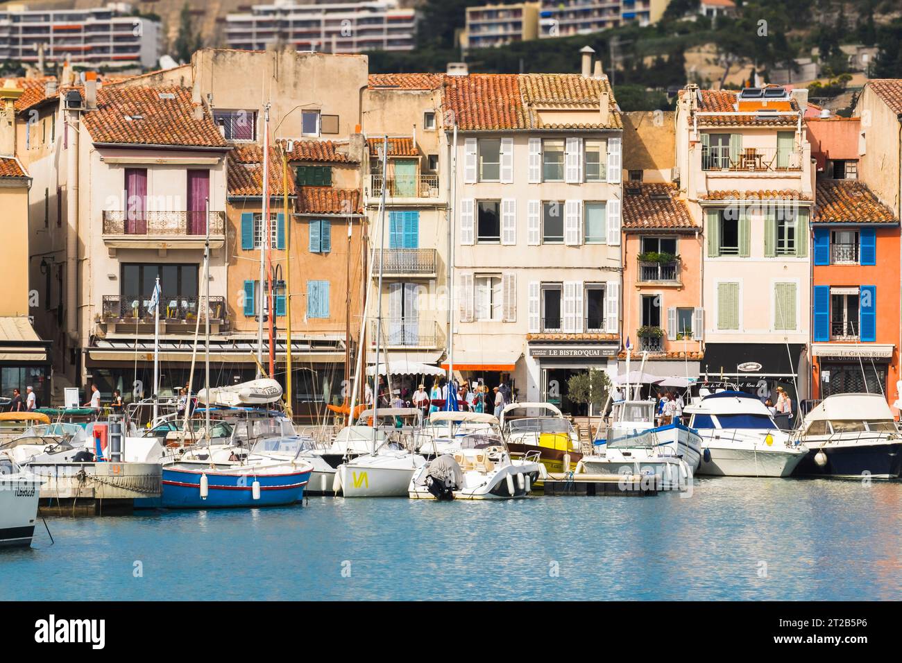 Menschen, die am Hafen von Cassis in Südfrankreich entlang spazieren. Stockfoto
