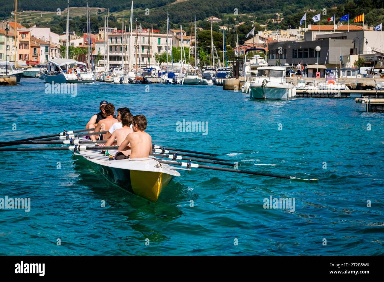 Vier Teenager lernen Rudern im Hafen von Cassis, Südfrankreich. Stockfoto