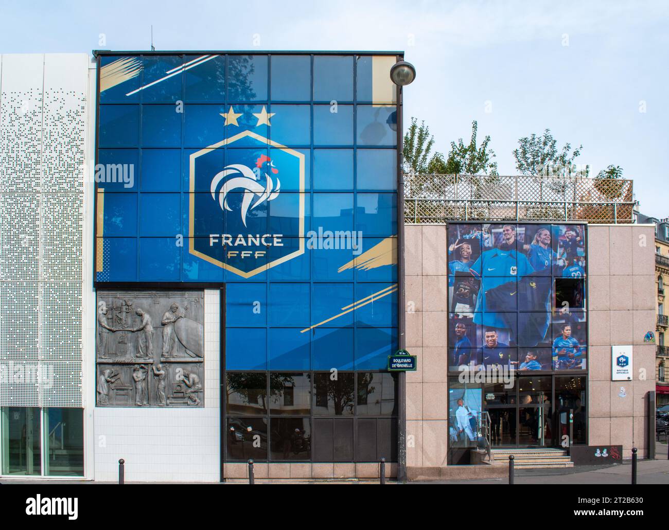 Paris, Frankreich - 10 16 2023 : die Fassade des französischen Fußballverbandes im 15. Arrondissement von Paris Stockfoto