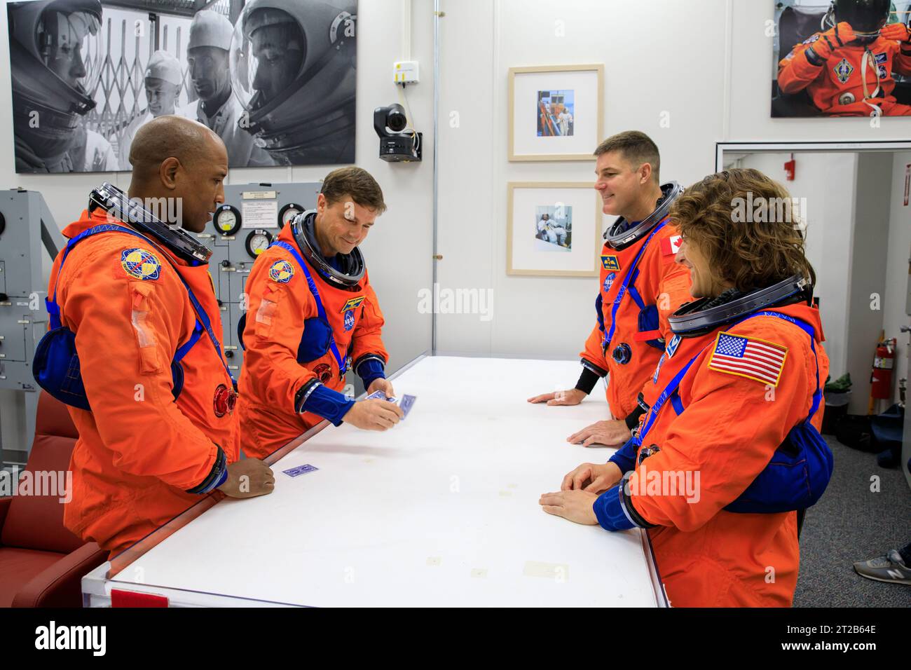 Die NASA-Astronauten Victor Glover, Reid Wiseman, Christina Koch und CSA-Astronaut Jeremy Hansen tragen Testversionen der Orion Crew Survival System Raumanzüge im Astronaut-Crew-Quartier im Neil Armstrong Operations and Checkout Building am 20. September 2023 im Kennedy Space Center, Florida, als Teil eines integrierten Bodensystemtests für Artemis II Starttage. Stockfoto