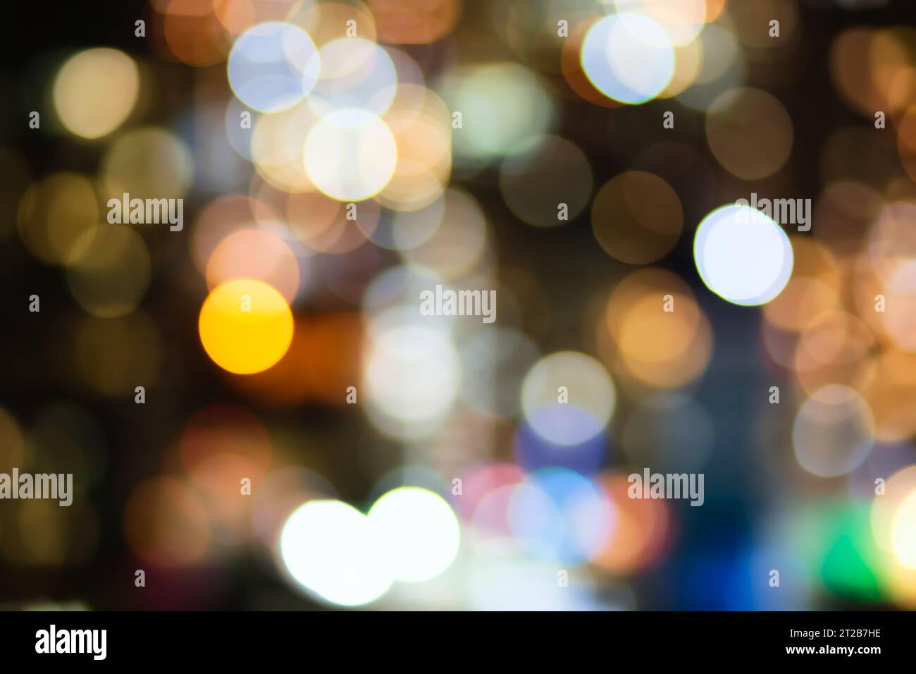 Unscharfes, helles, kreisförmiges Bokeh-Foto von belebten Straßenlichtern in der Nacht Stockfoto