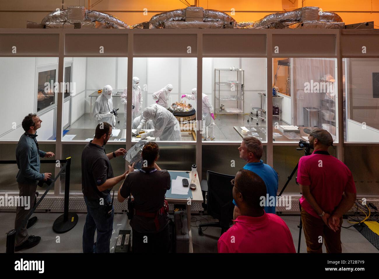OSIRIS-REX-Probenrückgabe. Kurationsteams verarbeiten die Probe-Return-Kapsel von der NASA-Mission OSIRIS-REX in einem Reinraum am Sonntag, den 24. September 2023, auf dem Utah Test and Training Range des Verteidigungsministeriums. Die Probe wurde im Oktober 2020 vom Asteroiden Bennu mit dem Raumschiff OSIRIS-REX der NASA entnommen. Stockfoto