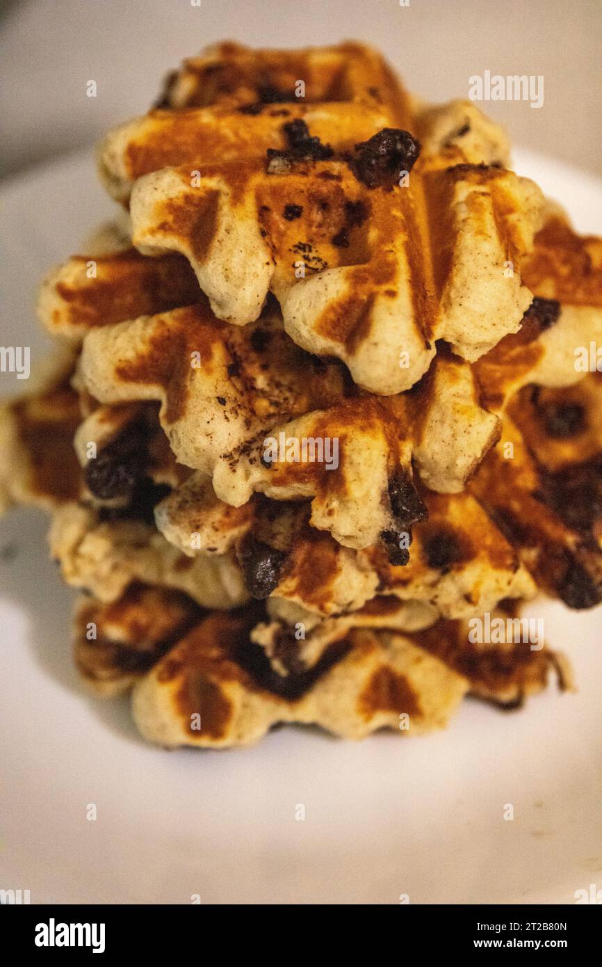 Ein Stapel Keto-Schokoladen-Chips-Waffeln Stockfoto