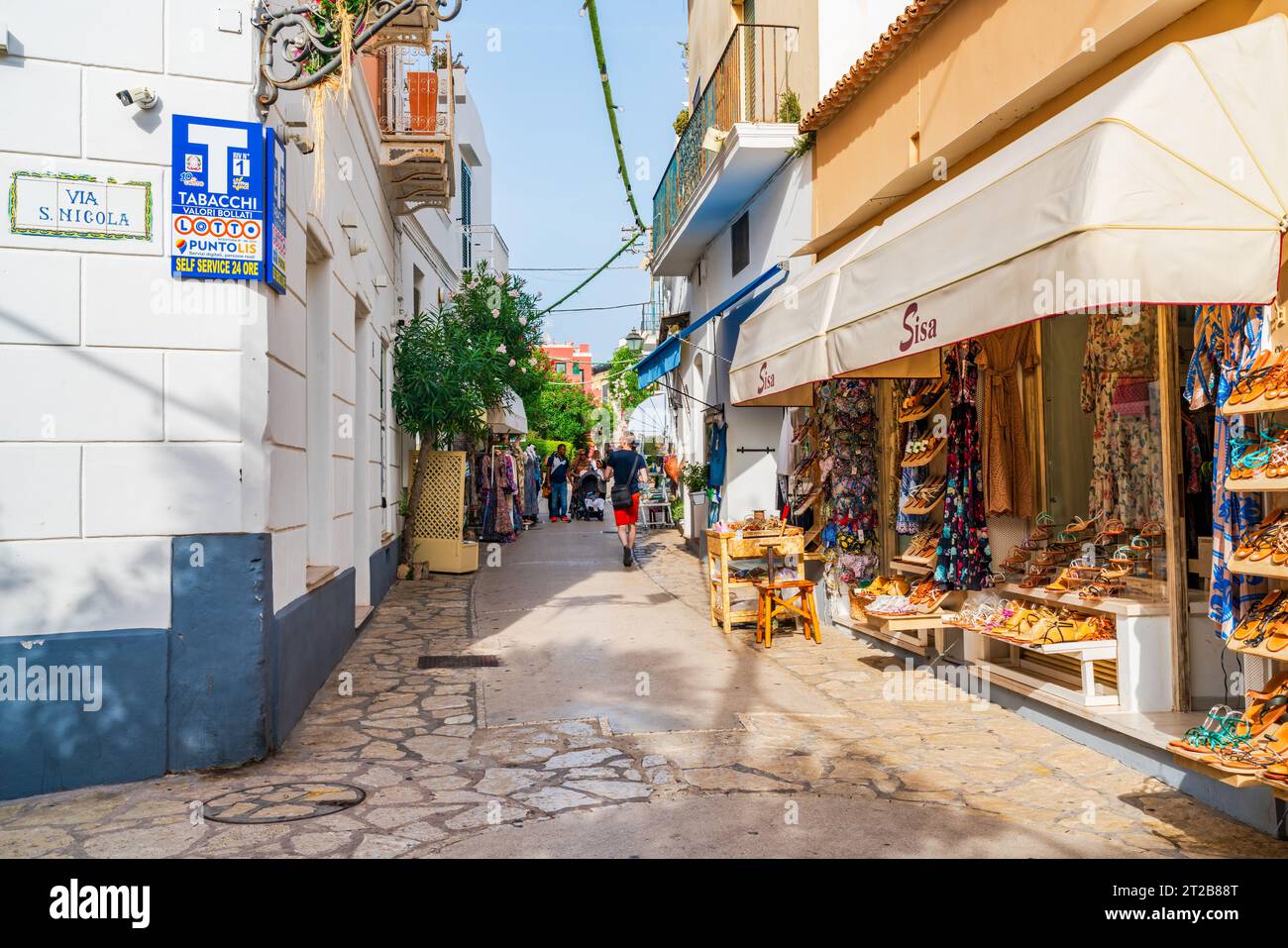 ANACAPRI, CAPRI, ITALIEN - 19. SEPTEMBER 2023: Touristen genießen ihren Urlaub auf der Insel Capri, die für ihre zerklüftete Landschaft, gehobene Hotels und Luxusgeschäfte bekannt ist Stockfoto