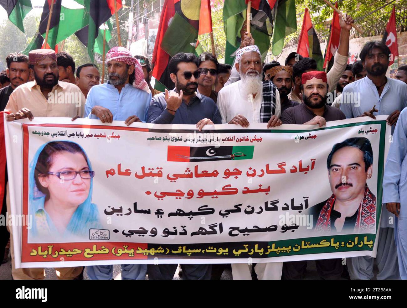 Aktivisten der Volkspartei Shaheed Bhutto (PPP-SB) demonstrieren am Mittwoch, den 18. Oktober 2023, im Pressesaal von Hyderabad gegen die wirtschaftliche Ausbeutung Abadgar. Stockfoto