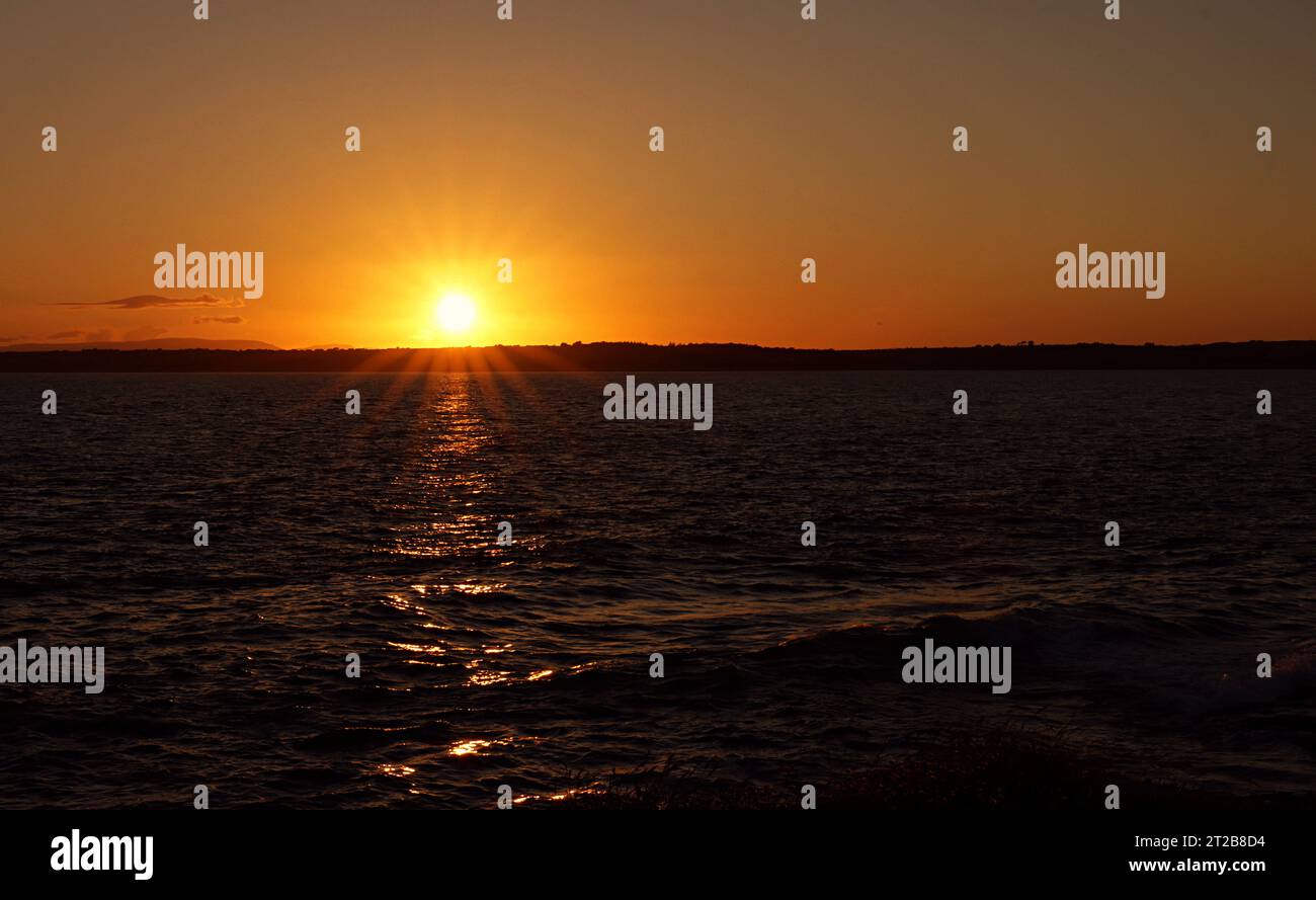 Sonnenuntergang über dem Keltischen Meer im County Wexford Irland. Stockfoto