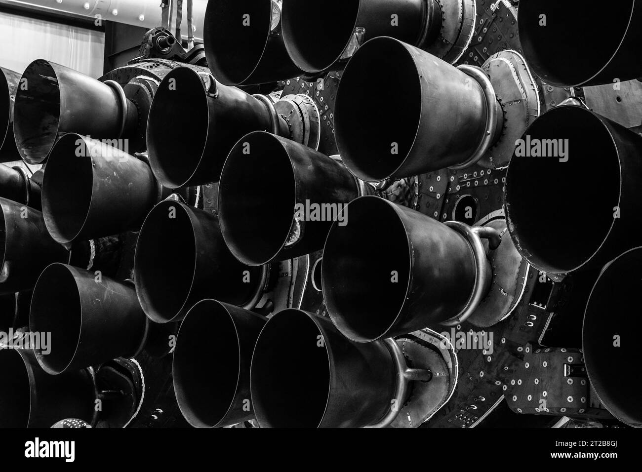 SpaceX Falcon Heavy im Hangar vor dem statischen Feuertest für die Psyche-Mission der NASA. Fotos der Falcon Heavy Rakete, die die Psyche-Mission der NASA im Hangar am Launch Complex 39A im Kennedy Space Center in Florida starten wird, bevor sie auf dem Gelände für einen statischen Brandversuch als Teil der Vorbereitungen für die Reise zu einem metallreichen Asteroiden ausgerollt wurde. Stockfoto