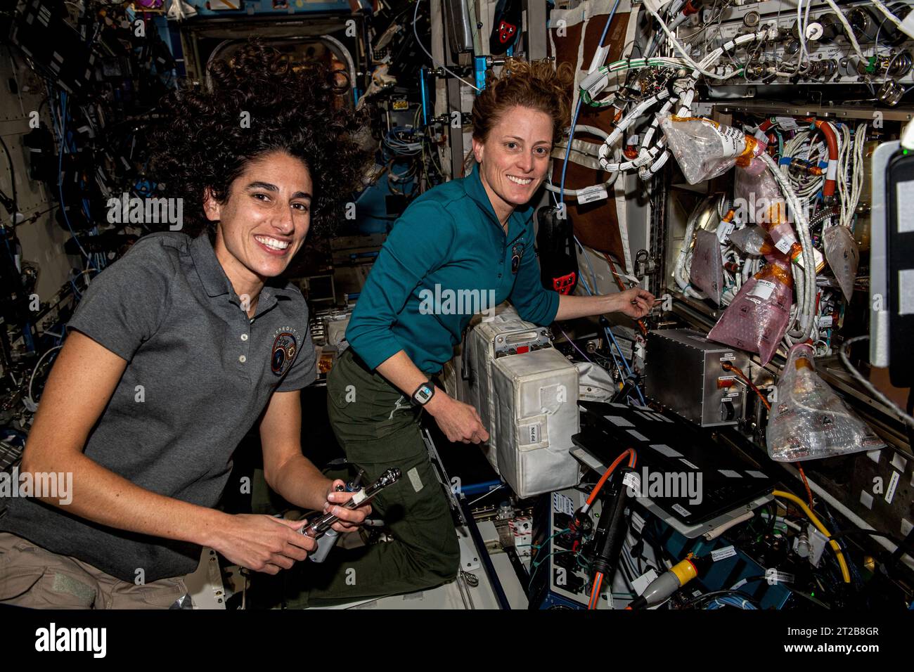 . Iss069e092348 (26. September 2023) --- NASA-Astronauten (von links) Jasmin Moghbeli und Loral O'Hara, beide Expedition 70 Flight Engineers, arbeiten zusammen, um Komponenten im Cold Atom Lab an Bord der Internationalen Raumstation zu entfernen und zu ersetzen. Das Gerät ermöglicht Beobachtungen von Atomen, die auf Temperaturen nahe dem absoluten Nullpunkt gekühlt sind, sodass Wissenschaftler fundamentale Verhaltensweisen und Quanteneigenschaften untersuchen können, die auf der Erde nicht möglich sind. Stockfoto