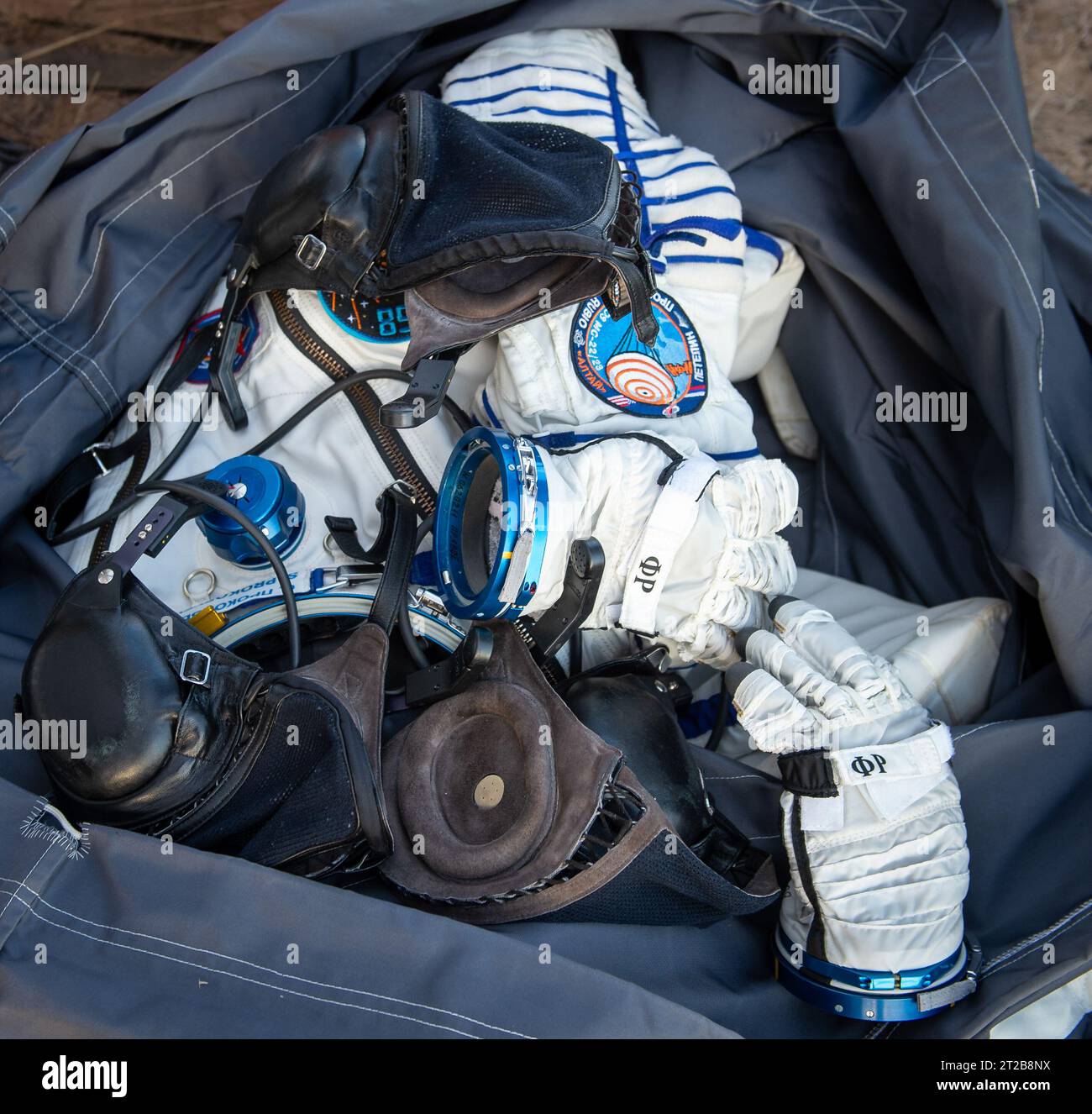 Expedition 69 Sojus Landing. Der russische Sokol-Anzug der Expedition 69 Roscosmos-Kosmonaut Sergej Prokopjew wird außerhalb des medizinischen Zeltes gesehen, nachdem er und seine Crewkollegen Frank Rubio und Dmitri Petelin in ihrer Kapsel Sojus MS-23 gelandet sind, am Mittwoch, 27. September 2023, kurz außerhalb von Zhezkazgan, Kasachstan. Die drei sind nach 371 Tagen im Weltraum als Mitglieder der Expeditions 68-69 an Bord der Internationalen Raumstation wieder auf die Erde zurückgekehrt. Für Rubio ist seine Mission der längste Einzelraumflug eines US-Astronauten in der Geschichte. Stockfoto