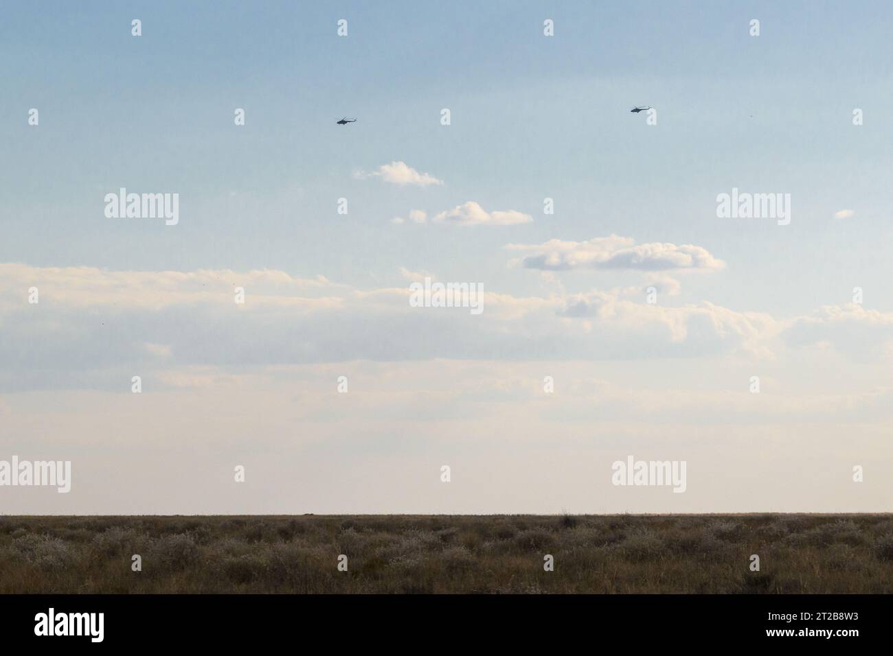 Russische Helikopter versuchten 69 am 27. September 2023 in der Nähe von Zhezkazgan in Kasachstan die Landezone für die Kapsel Sojus MS-23 mit den Besatzungsmitgliedern Frank Rubio, Dmitri Petelin und Sergej Prokopjew. Die Astronauten und Kosmonauten kehrten nach 371 Tagen an Bord der Internationalen Raumstation zur Erde zurück und markierten damit den längsten einzigen US-Raumflug für Rubio. Stockfoto