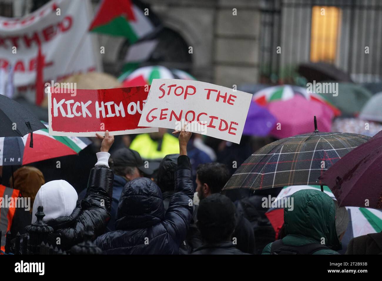 Pro-palästinensische Demonstranten nehmen an einer Demonstration gegen den Konflikt zwischen Israel und Hamas vor dem Leinster House in Dublin Teil. Bilddatum: Mittwoch, 18. Oktober 2023. Stockfoto