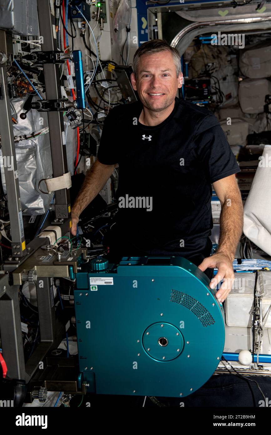 . Iss070e001677 (3. Oktober 2023) --- der ESA-Astronaut und Expeditionskommandant Andreas Mogensen 70 wird mit dem neuen Übungszyklus der Internationalen Raumstation nach der Installation im Destiny-Labormodul dargestellt. Stockfoto